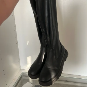 Svarta läderboots - Svarta läderboots. Ingen klack och mellanhöga i höjd på tyget. Fakeläder. Använda ett antal gånger för nåt år sedan.