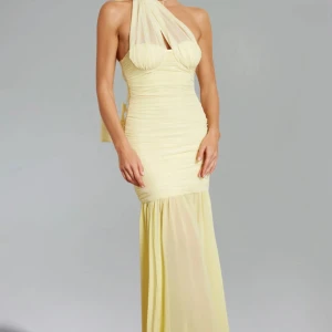 Ljusgul lång bröllop-/balklänning med omlott - Supersnygg ljusgul långklänning med omlott-detalj och ett axelbandslöst snitt på ena sidan. Klänningen har draperad mesh, markerad midja och flowy kjol. Klänningen är helt ny med prislapp och etiketter kvar. . Stl S men eftersom den är så pass stretchig skulle jag säga att den även passar M-L 💛💛💛💛💛Nypris: 800kr ink frakt