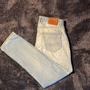 Ljusblå Replay jeans - Hej, Säljer nu mina ljusblå jeans från Replay i storleken 28/32. Modellen på bilden är 186cm lång och väger 70kg. Tveka inte på att kontakta vid frågor eller funderingar. Pris kan gå ner vid snabb affär🔥⚜️🙌