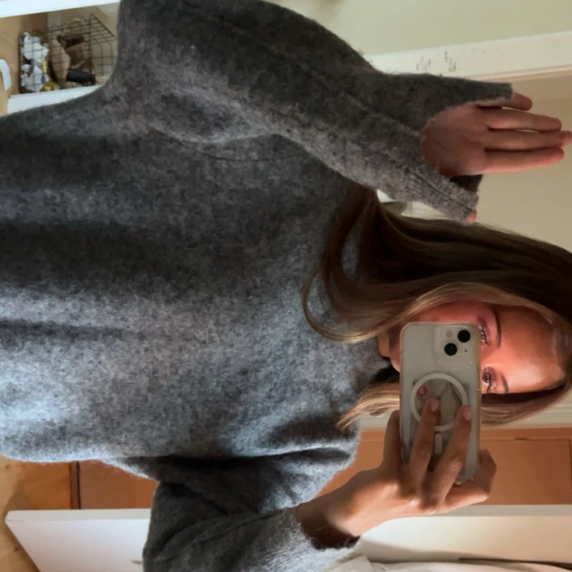 Grå stickad tröja i oversized modell - 1