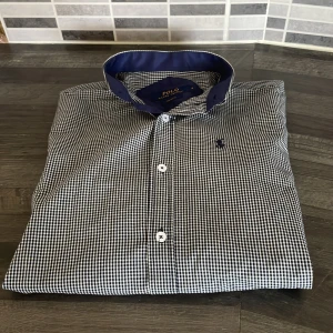  Polo Ralph Lauren skjorta  - Snygg svartvit rutig skjorta från Polo Ralph Lauren i custom fit. Skriv vid frågor !!