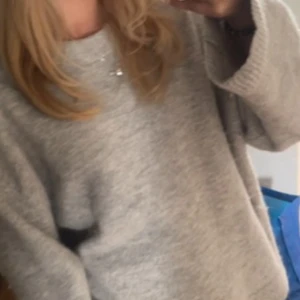 Tröja - Jättefin stickad tröja grån gina💕💕kan även byta mot en likadan i xs