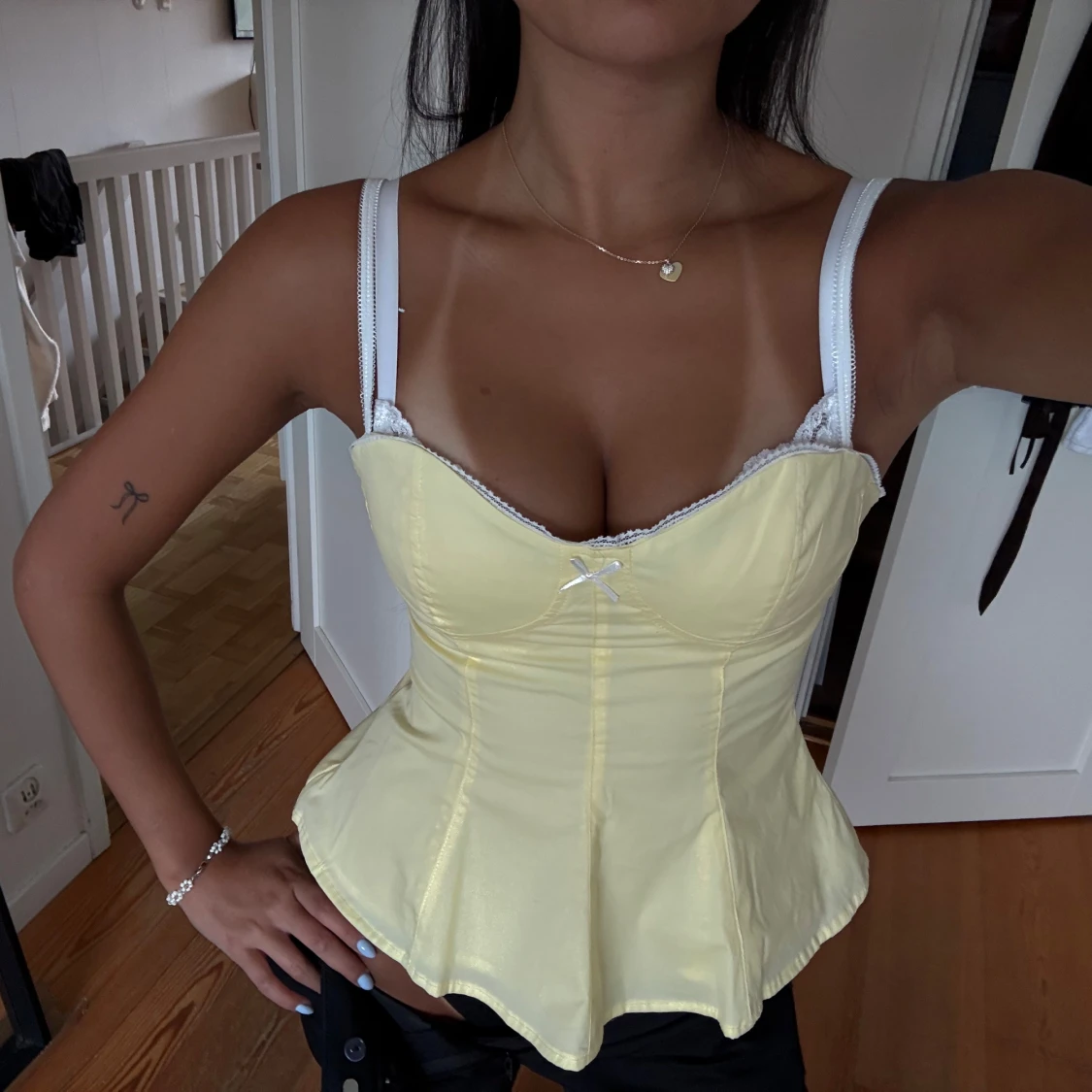 Gul korsett med rosett och spetsdetaljer - 2