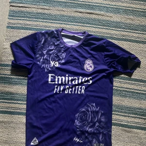 En lila real Madrid tröja  - Helt ny tröja inga besvär och inga fläckar.