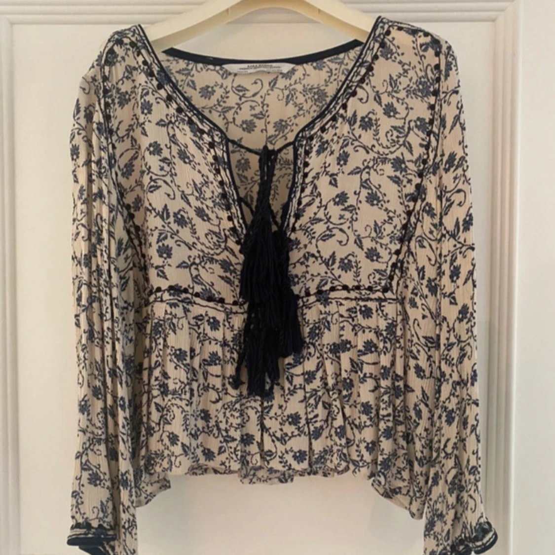 Blommig blus med snörning Zara