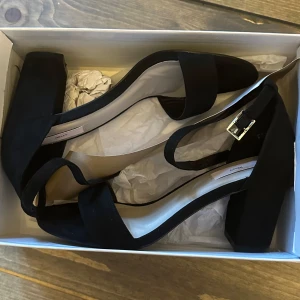 Svarta sandaler med blockklack från Nelly - Helt nya svarta sandaler från Nelly med bred blockklack. Aldrig använda då de är för små för mig. 
