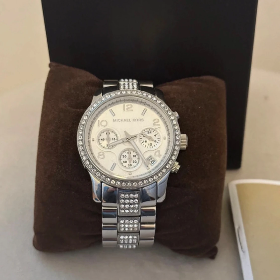 Silverfärgad Michael Kors klocka med stenar