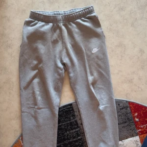 Grå mjukisbyxor från Nike - Bra skick använda lite grann men funkar storlek M på dem