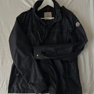 Moncler Jonathan Giubbotto - Moncler fieldjacket i storlek 3.                                         Pris kan diskuteras👉