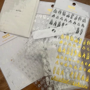 Nageldekorationer och stickers med eld-motiv - Flera ark nagelstickers i olika former, designer och färger! Perfekt för att skapa unika nageldesigner. Innehåller även bokstäver och olika symboler. Passar både till gel och vanlig nagellack.