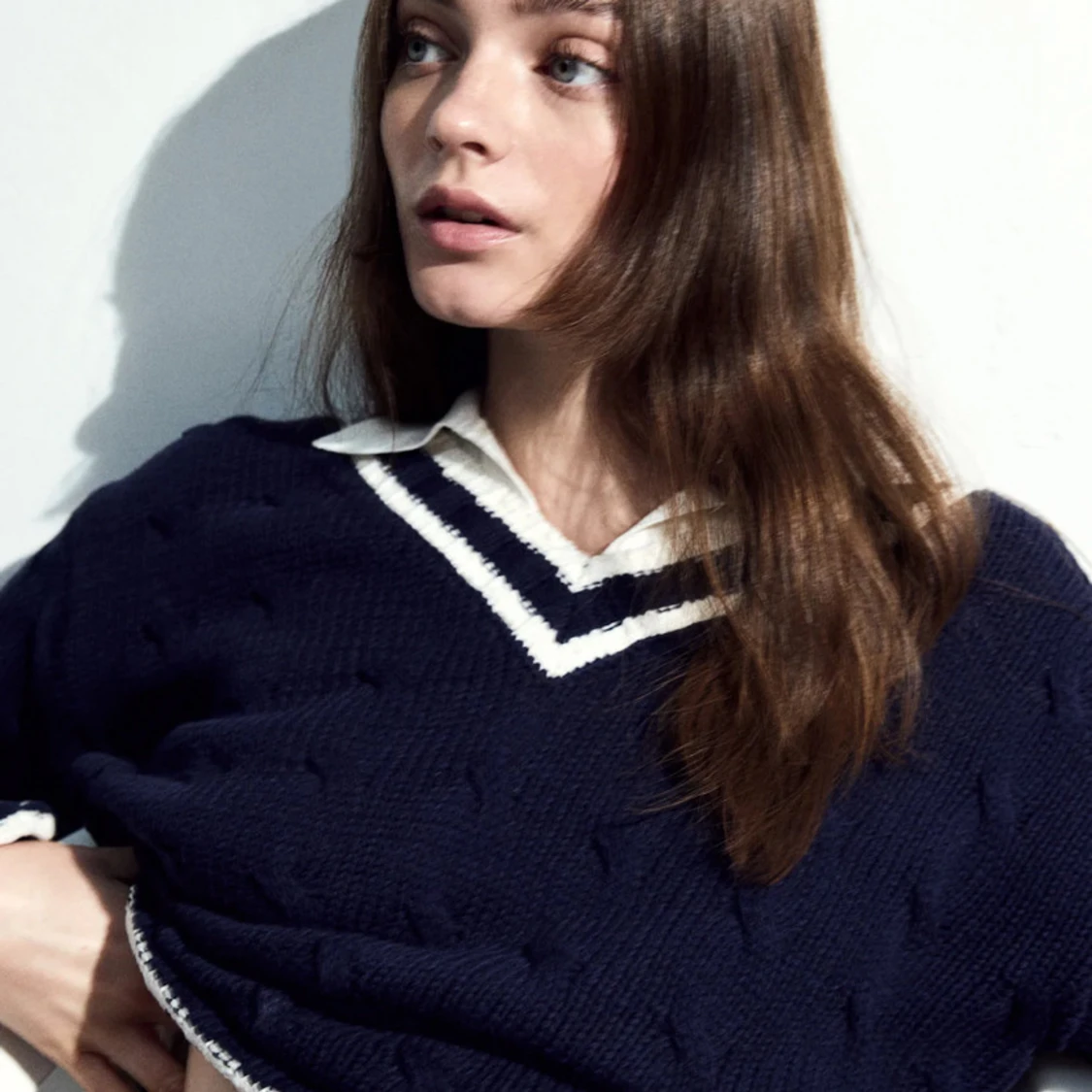 Mörkblå stickad tröja med v-ringning - 1