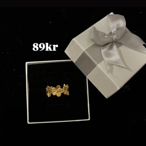 Guldig Blom ring  - Frakt 22kr🎀