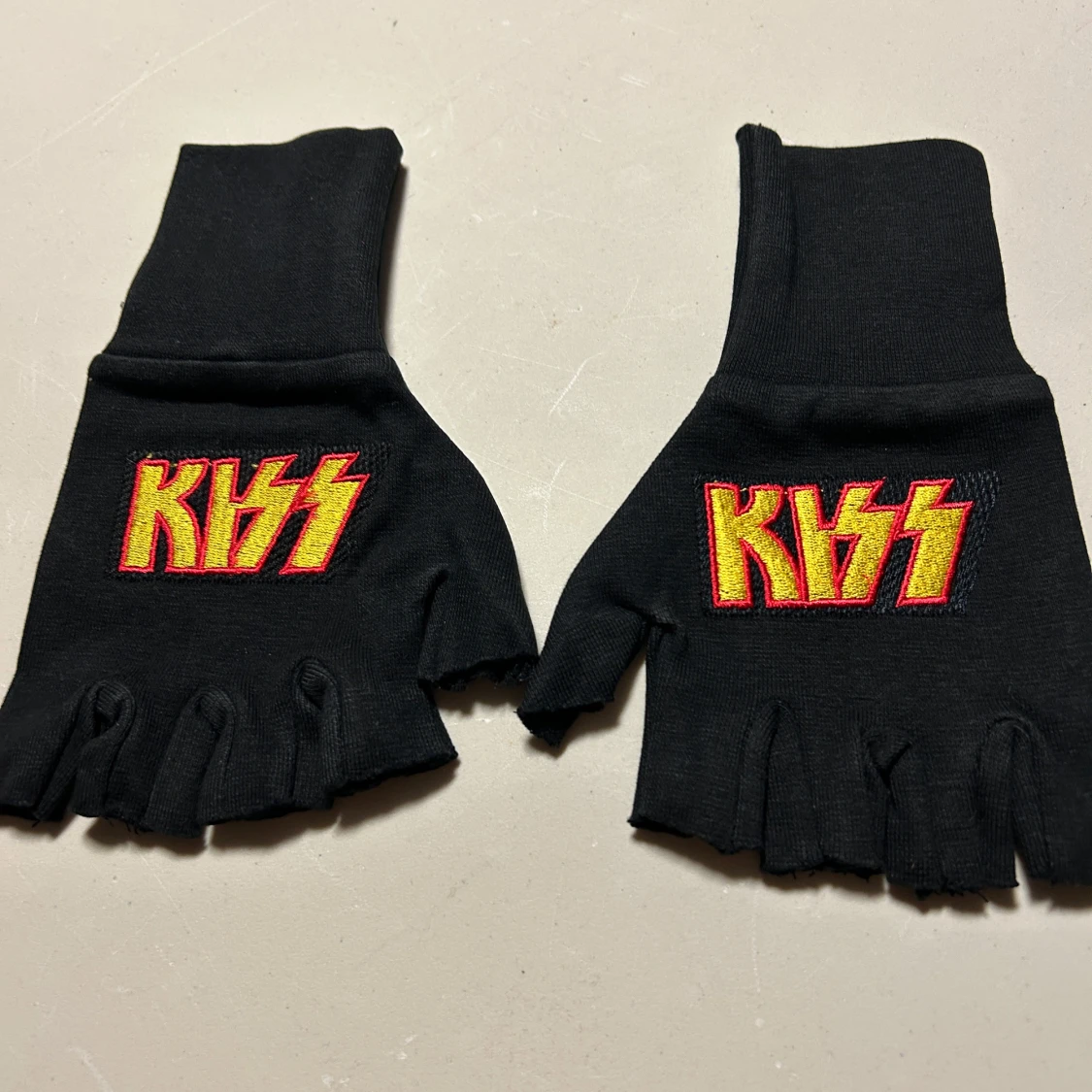 Vantar med broderad kiss onesize