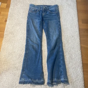Blå bootcut jeans från Gina Tricot - Ett par supersnygga blåa jeans från Gina i storlek 152. Säljer pga att de är för korta. Low waist och bootcut! Köparen står för frakten🤗