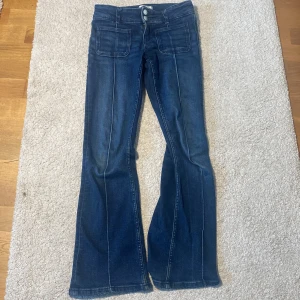 Blå  jeans från Gina Tricot - Supersnygga Mörkblå jeans från Gina Tricot i storlek 152 med jättefina fickor där fram. Säljer pga att de är för korta. Köparen står för frakten🤗