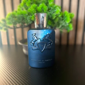 Parfym Parfums de Marly Layton herr - Exklusiv herrparfym från Parfums de Marly, modell Layton. Flaskan är matt mörkblå med silverdetaljer och har två upphöjda hästar på framsidan samt en silverfärgad kork. Perfekt för dig som gillar lyxiga dofter. Cirka 110/125 Ml säljer och tradear 