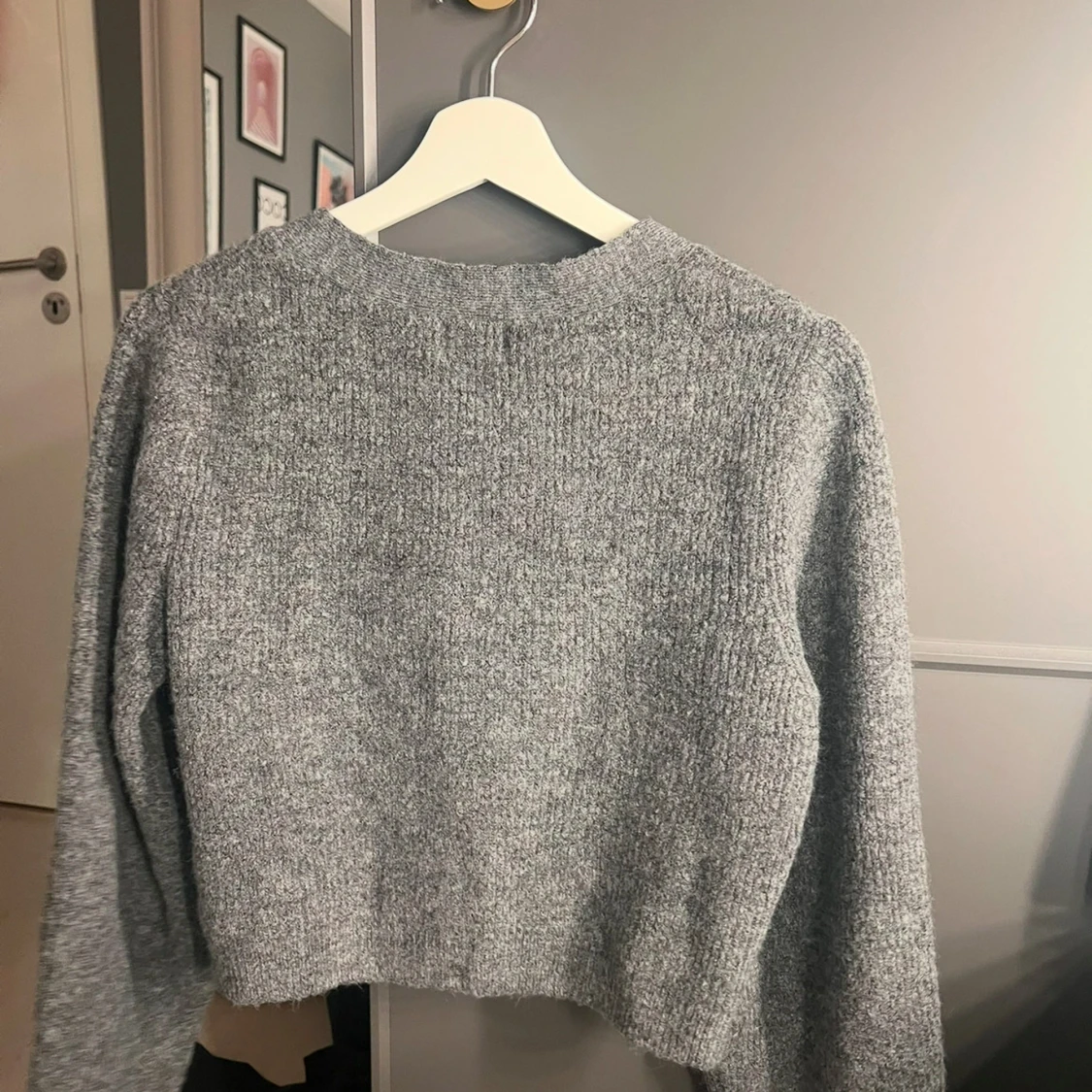 Grå stickad kofta med glitter knyt - 1