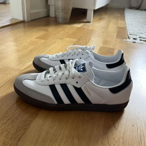 Adidas samba - Säljer mina adidas sambas då det ej kommer till användning. Använt en gång, så dom är som nya. Storlek 39, 1/3.  Pris kan diskuteras.
