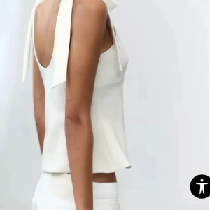 Vit linnetopp med breda axelband - INTRESSEKOLL för jättefin topp som är perfekt till sommaren