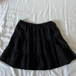 Svart volangkjol - Passar väldigt fint nu när sommaren närmar sig☀️ Söljs eftersom jag inte hittat något användningsområde till den men är i väldigt bra skick och aldrig använd!!