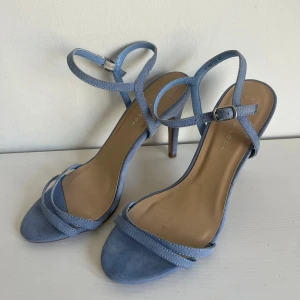 Ljusblåa klackskor - Jättefina men dem är tyvärr förstora och används inte⭐️