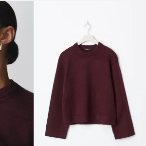 Vinröd stickad tröja - Säljer denna jättefina vinröda tröjan ifrån Gina Tricot som är helt slutsåld!! Tröjan är i storlek xs men är som en S och har bara använts 1 gång har inga tecken på defekter 💗Hör av er om ni är intresserade 