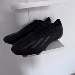 Adidas X speedportal - Säljer ett par adidas X speedportal k färgen svart med reflektion på adidas mönstret, storlek 43