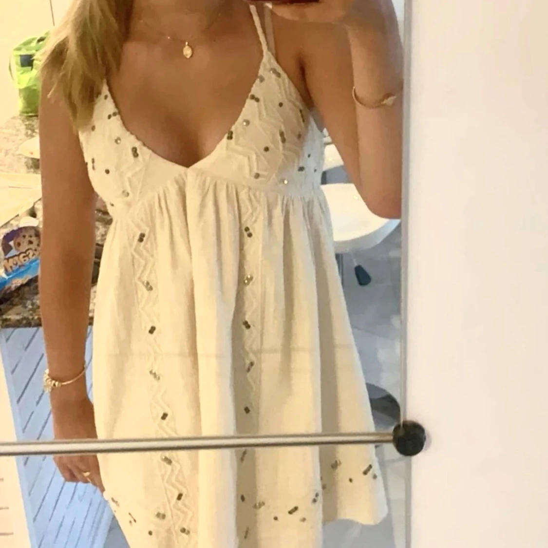 Ibiza Beige halterneck klänning med broderade detaljer och paljetter