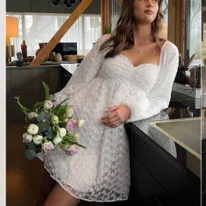 Studenklänning - Skit snygg klänning endast använda en gång, perfekt nu inför studenten och skolavslutning eller bara inför sommarn. Går inte att få tag på längre. Öppen för prisförslag