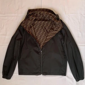 Fendi jacka två sidig - Strl M. Säljes pga jag ej använder den längre men är väldigt fin och inga fel