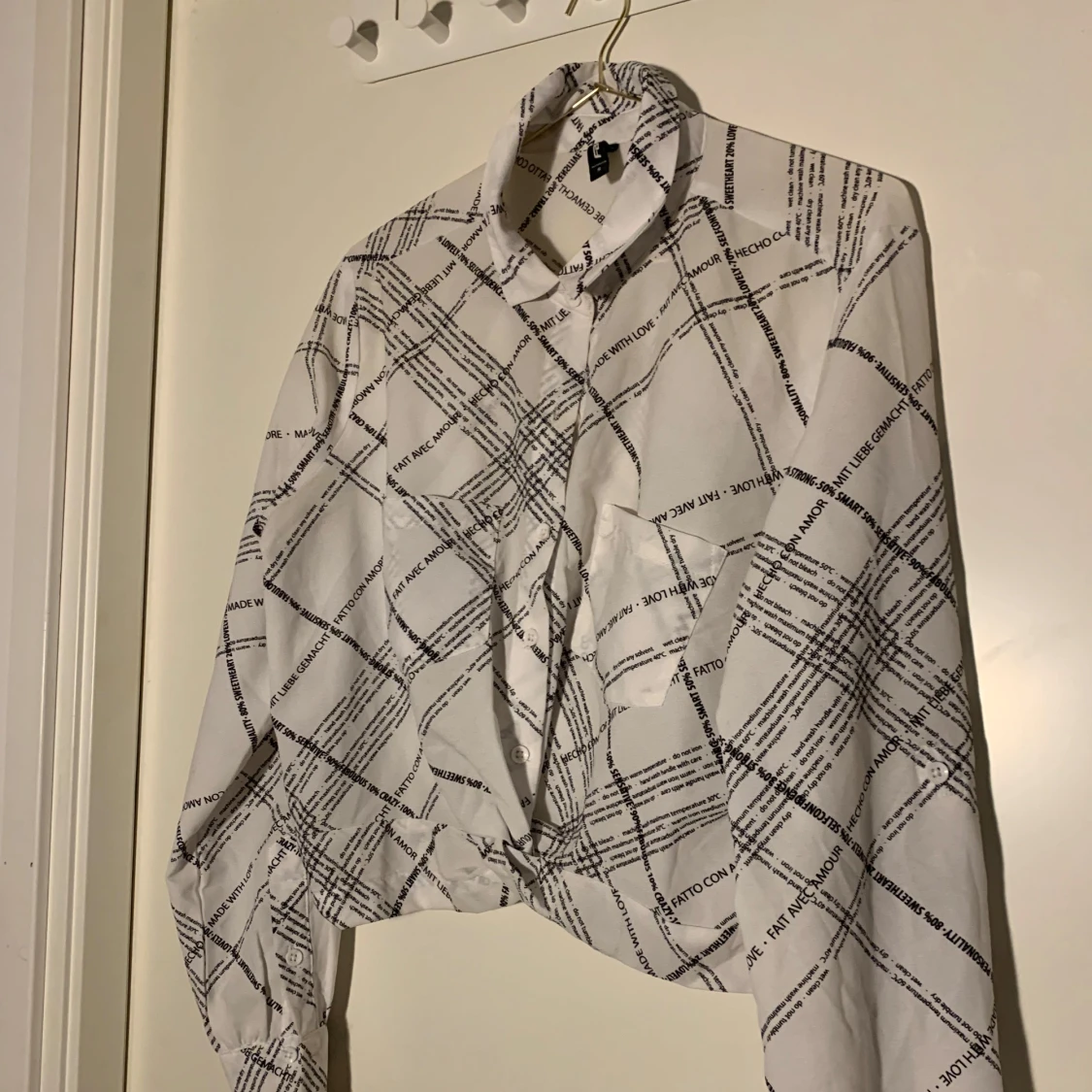 Vit croppad skjorta med svart textmönster