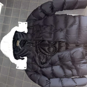 Moose Knuckles Jacka  - Riktigt fin jacka från Johnells  köpt 2022 för 4999kr sedan dess har den inte användts mycket eftersom jag gått ner mycket i vikt och inte gillar hur den sitter längre. Priset går att diskutera, storlek L