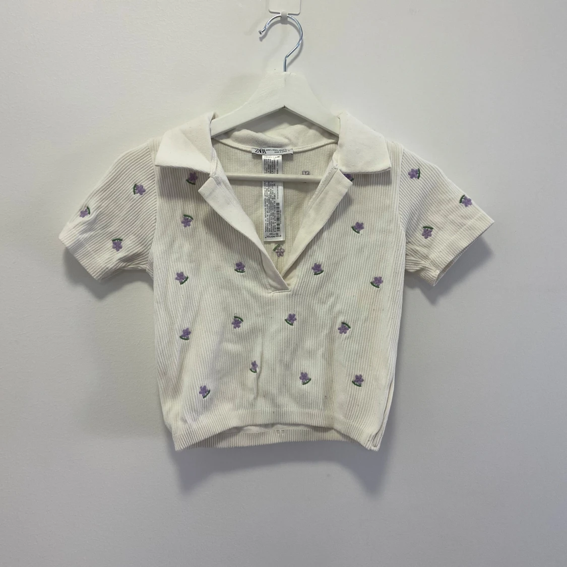 Vit ribbad pikétröja med blommigt mönster