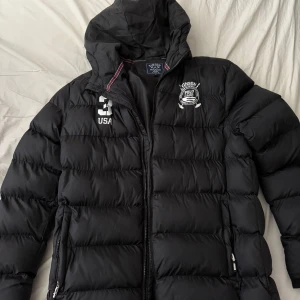 Svart pufferjacka - har aldrig använt den och den är helt ny, vill bara bli av med den. Storlek L passar M