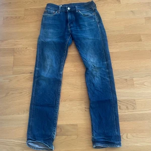 Blå jeans från Levi's - Klassiska blå slim-fit jeans från Levi's. Perfekta för en avslappnad stil och passar till det mesta. Storlek 28/32. DM för frågor/funderingar!