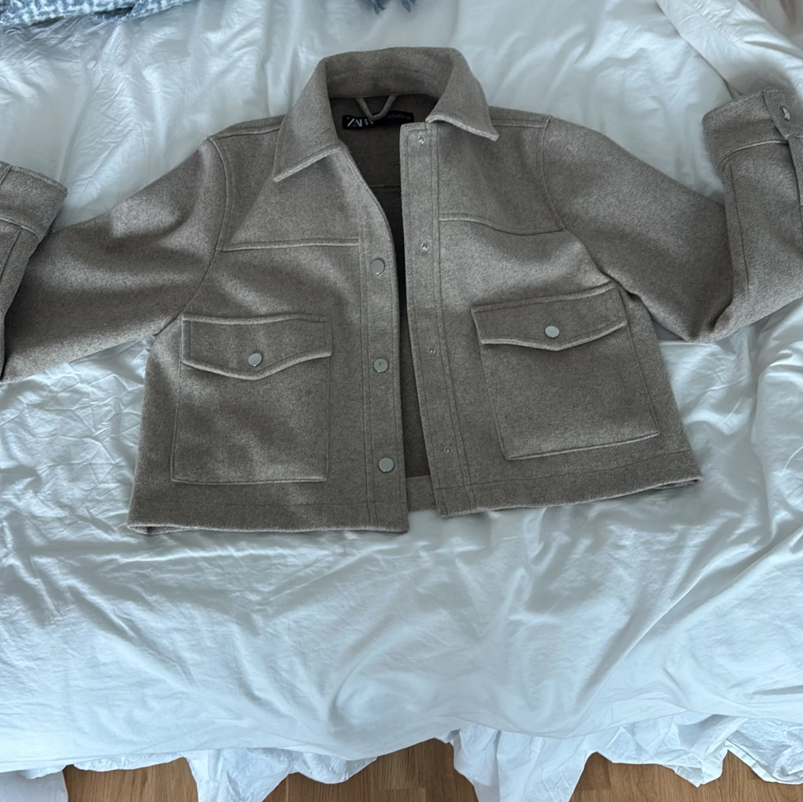 Beige kort kappa från ZARA