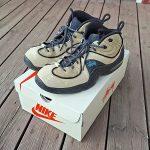 Nike Air Penny 2 x Stüssy sneakers - Säljer dessa sjukt snygga Nike Air Penny 2 x Stüssy collab sneakers i storlek 45. De har en väldig bra helhetsskick med lite slitningar pga. användning (fråga gärna om fler bilder). Nypriset för dessa skor i denna storlek går för ca 3000 kr. Orginalbox och 2 par extrasnörar ingår. Skick: 7.5/10 