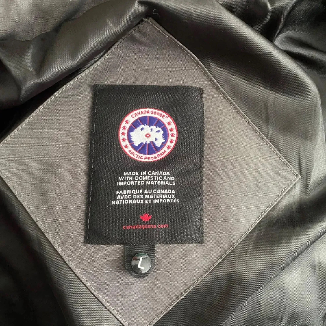Grå dunjacka med pälskant från Canada Goose - 2