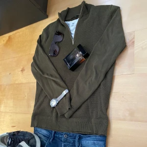 Kashmir halfzip från Massimo Dutti - Säljer denna feta kashmir tröjan från Massimo Dutti som är perfekt för kalla sommar/vår kvällar | Den är i princip nytt skick använd max 3 gånger | Storlek S  jag är 174 och den sitter perfekt | Tveka inte på att komma med frågor 🤝🏼