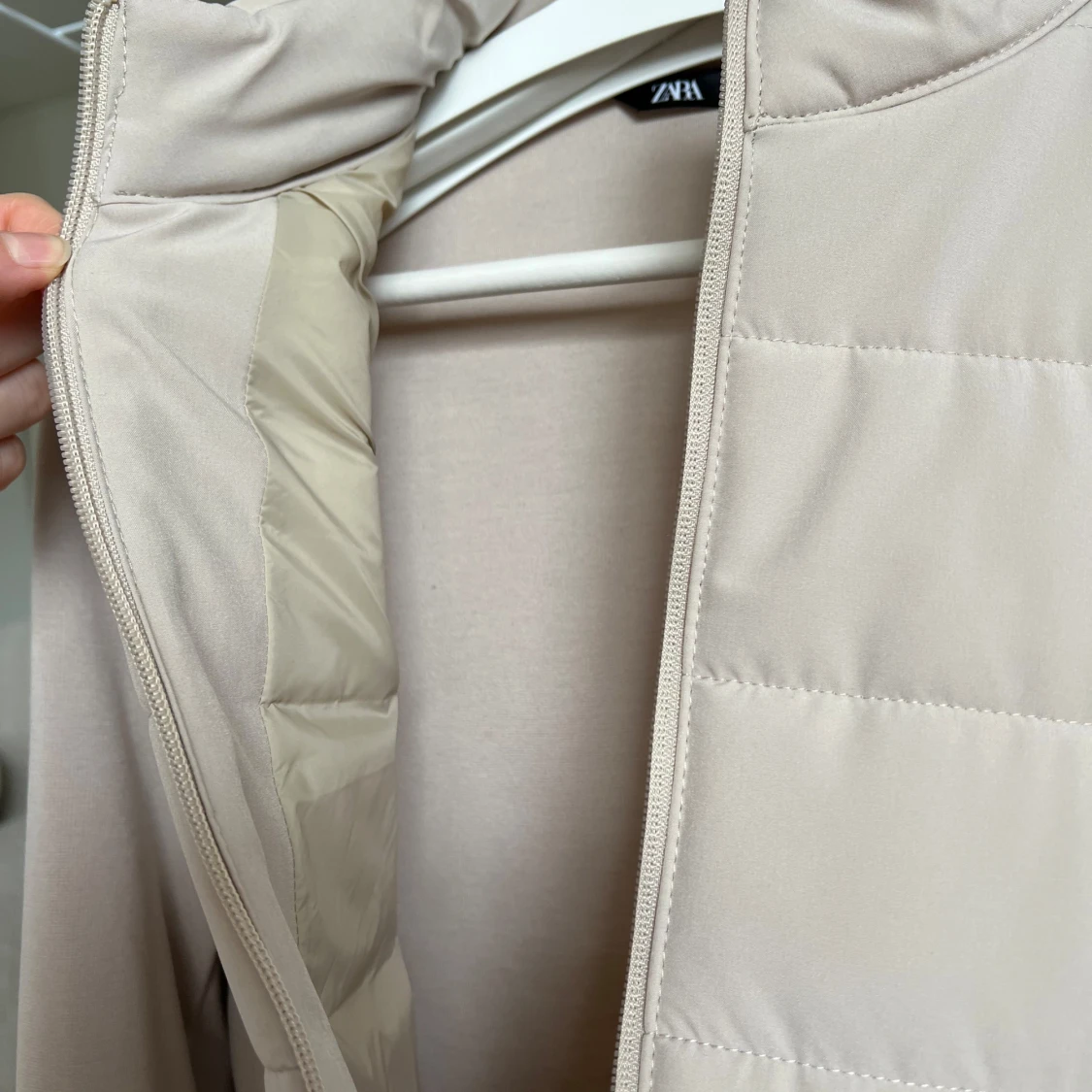 Beige quiltad cardiganjacka med ärmar, från Zara - 2