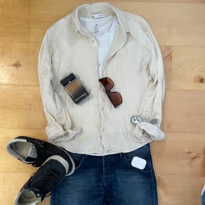 Beige Linneskjorta  - Säljer denna linneskjortan som är perfekt för kalla sommaren | Den är i bra skick | Passar åt xs, jag är 175 och den sitter ganska litet | Tveka inte på att komma med frågor 🤝🏼