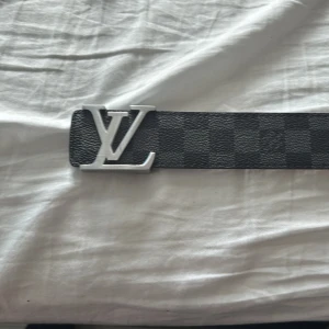 Louis Vuitton belte  - Det är ingen låda så därför är det så billigt