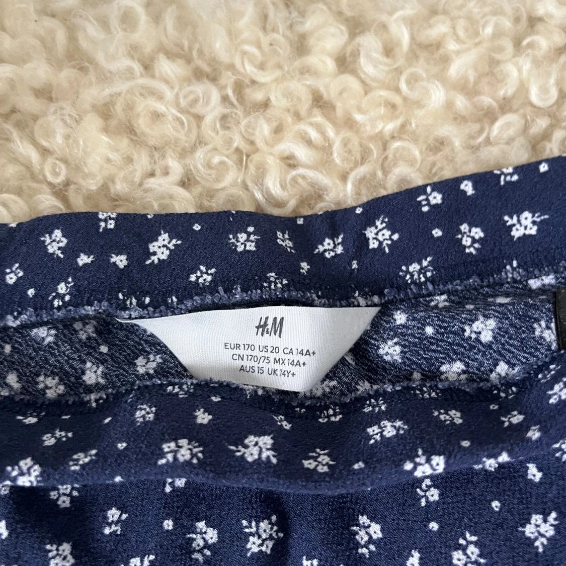 Mörkblå blommig klänning från H&M - 1