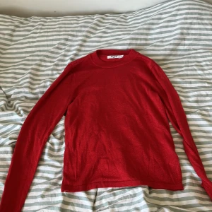 Röd stickad tröja från NA-KD - Säljer en enkel och stilren röd stickad tröja från NA-KD i storlek XS. Tröjan har rund halsringning och långa ärmar, perfekt för lager-på-lager eller som den är. Supermjuk och lätt att matcha med jeans eller kjol.
