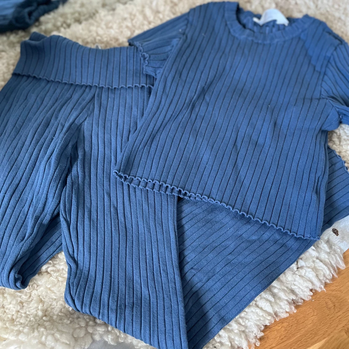 Blå ribbad topp och byxa set