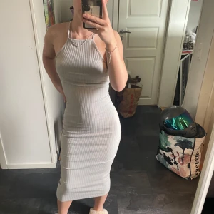 Klänning  - Klänning från Ginatricot aldrig använd. Korsad i ryggen. Klänningen är grön/blå i en jätte ljus färg.