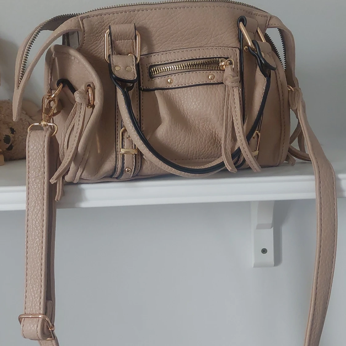 Beige axelväska med gulddetaljer