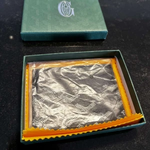 Svart Goy4rd Plånbok - Helt ny och oanvänd goy4rd plånbok.perfekt för dig som vill ha någon stilig plånbok inför sommaren.tillkommer box dustbag och certifikat som bevisar att plånboken är äkta.skriv till mig för fler frågor