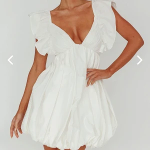 Vit volangklänning - helt ny supersöt vit kortklänning med volangdetaljer. perfekt för student eller som sommarklänning! väldigt lik den slutsålda klänningen från chiquelle. köpt för 1200kr + tull