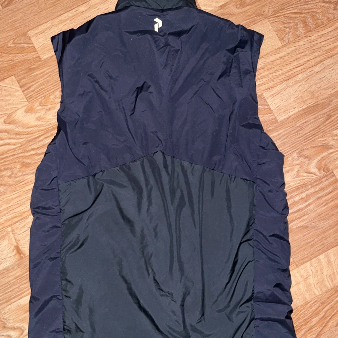 Svart väst från Peak Performance